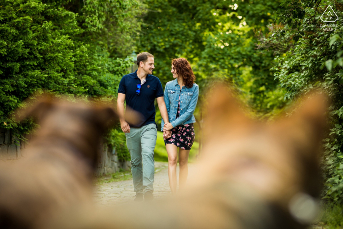 Brünner Verlobungsshooting mit einigen Hunden, die sich als stille Beobachter ausgeben