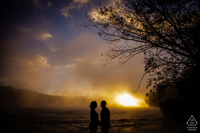 Foto di coppia prima del matrimonio di Richmond VA Sunrise on the River