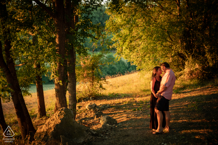 Nazère, Saint-Léornard, Gers, Francia sessione fotografica al di fuori della foresta prima del giorno del matrimonio con una coppia in campagna