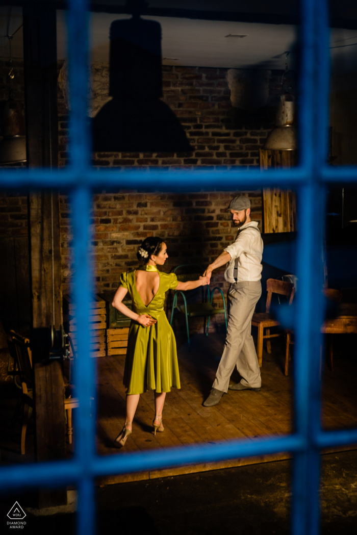 Studio Noir Rödermark pequena sessão de fotos internas com o casal antes do casamento durante a dança de tango