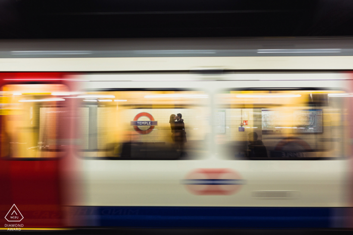 Petite séance photo en intérieur à Londres avec le couple avant le jour du mariage avec un métro à volet lent