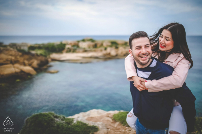 Foto de casal antes do dia do casamento na água