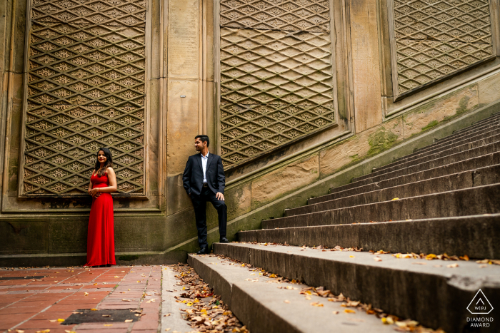 Mini-Fotoshooting im Central Park vor dem Hochzeitstag mit Linien und Texturen, um dem Paarporträt eine künstlerische Note zu verleihen