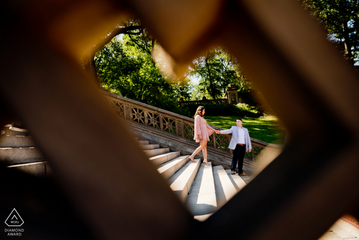 Central Park mini session de photos urbaines avant le mariage tourné au pont Bethesda à Central Park