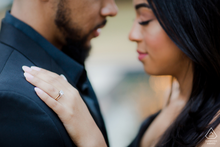 Mini séance photo de couple au centre-ville de Houston avant le jour du mariage - détail de la bague de fiançailles