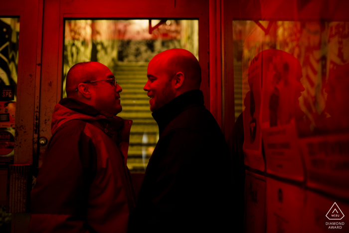 Montreal, Quebec, pequeña sesión de fotos en interiores con la pareja antes del día de la boda de una pareja en un teatro