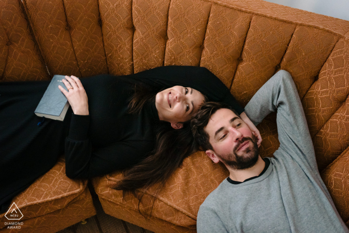 Montreal kleine Innenfoto-Sitzung mit dem Paar vor dem Hochzeitstag mit einem Paar, das auf einer Couch faulenzt