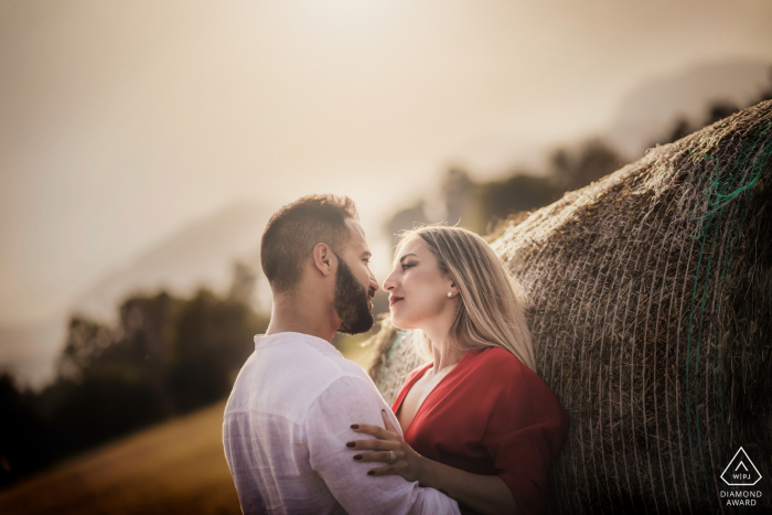 Schio, Vicenza, Italia micro sesión de fotos de montaña al aire libre antes del día de la boda con una pareja en el país