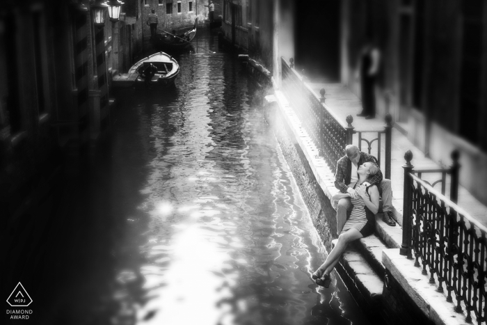 Venedig, Italien: Mini-Stadtfotoshooting vor dem Hochzeitstag eines Paares, das an einem Kanal sitzt