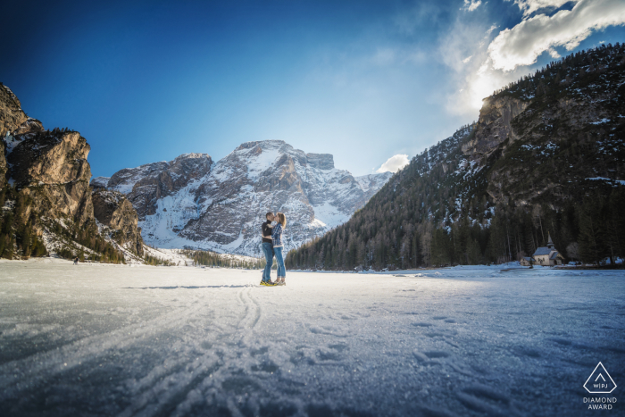 Lac Braies, Italie micro session de photo de montagne en plein air avant le jour du mariage d'un couple dans les montagnes enneigées