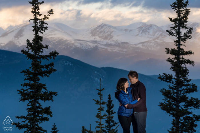 Evergreen, CO, sessão de fotos de noivado ao ar livre antes do casamento com um casal ao pôr do sol nas montanhas