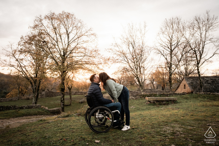 Mini sessione fotografica Auvergne-Rhône-Alpes, Francia prima del giorno del matrimonio - coppia in un campo in erba