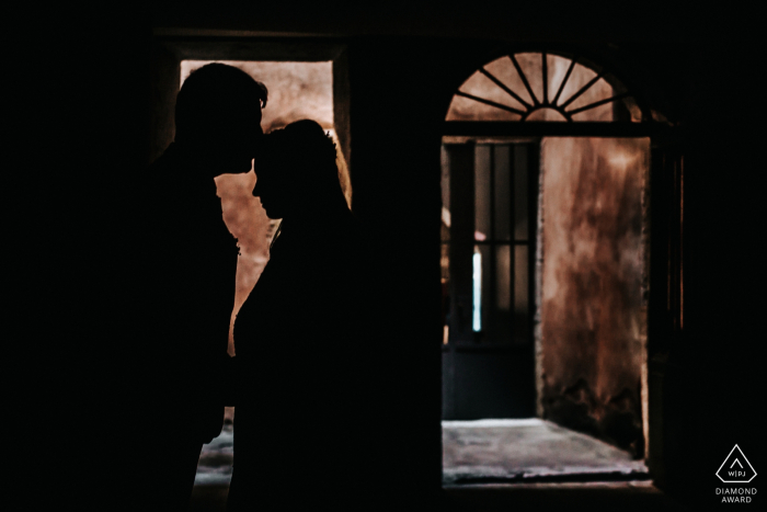 Lyon, Frankreich, kleine Indoor-Fotosession mit dem Paar vor dem Hochzeitstag mit einem Torbogen