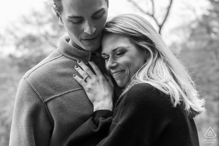 Orpheus Brewing Atlanta, Géorgie Mini séance photo de couple enlacé avant le mariage le jour de la proposition