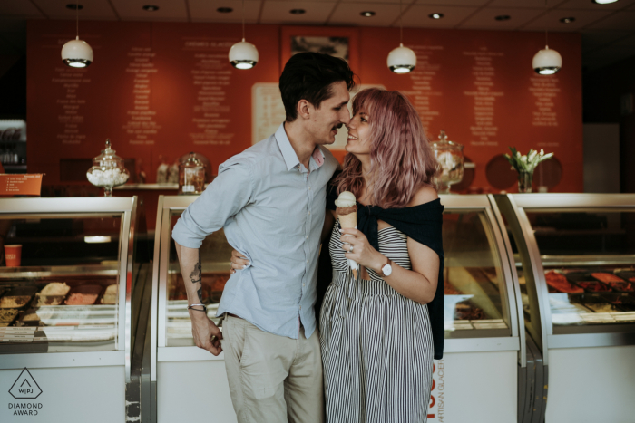 Arcachon, France petite séance photo en intérieur avec un couple mangeant une glace