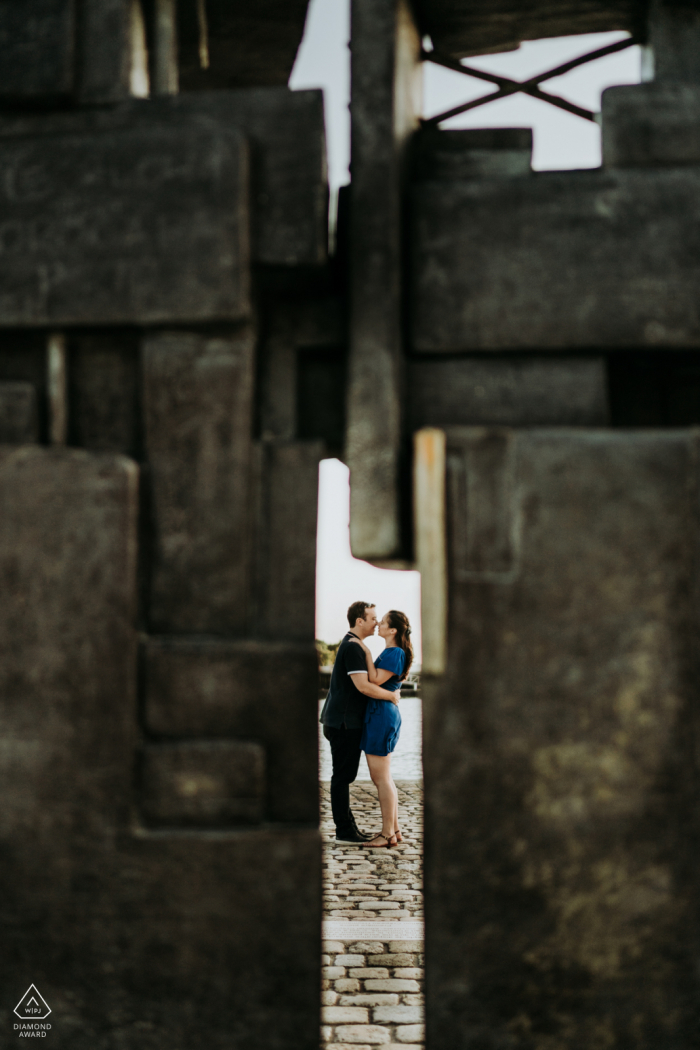 La Rochelle, France mini-séance photo urbaine avant le jour du mariage avec un amour de pilier en béton