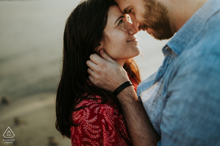 Veules les Roses, França sessão de fotos de casal na praia antes do dia do casamento com um casal se beijando