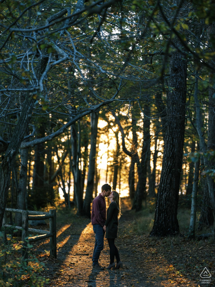 Portland, ME, fora da floresta, sessão de fotos antes do dia do casamento em um caminho de terra enquanto caminhava em um parque