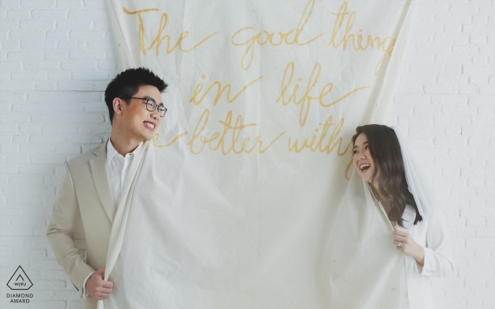 Bangkok, Thailandia piccola sessione fotografica in interni con la coppia prima del matrimonio che mostra il loro divertimento e felicità