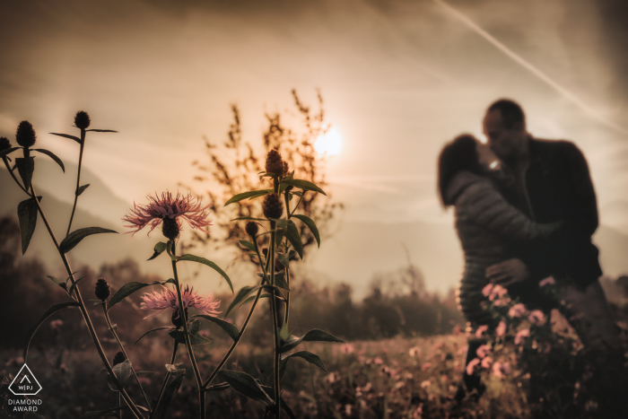 Minissessão de fotos antes do dia do casamento em Schio, Vicenza, Itália - casal em um gramado