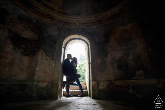 Parco Villa Rossi, Santorso, Vicenza pequena sessão fotográfica interna com o casal se beijando em um arco de edifício