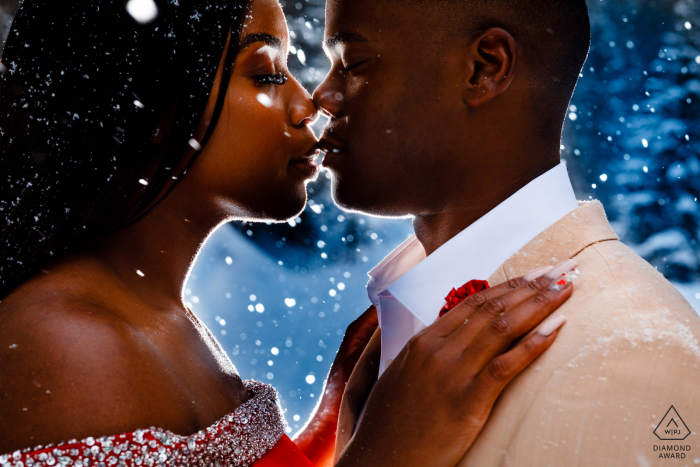 Breckenridge, CO, séance photo en dehors de la forêt avec un couple fiancé Devenir romantique dans de la neige fraîche