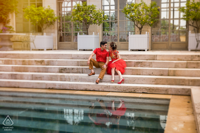 Chateau du Tertre, Bordeaux, Francia sessione fotografica con la coppia di fidanzati che si bacia vicino alla piscina