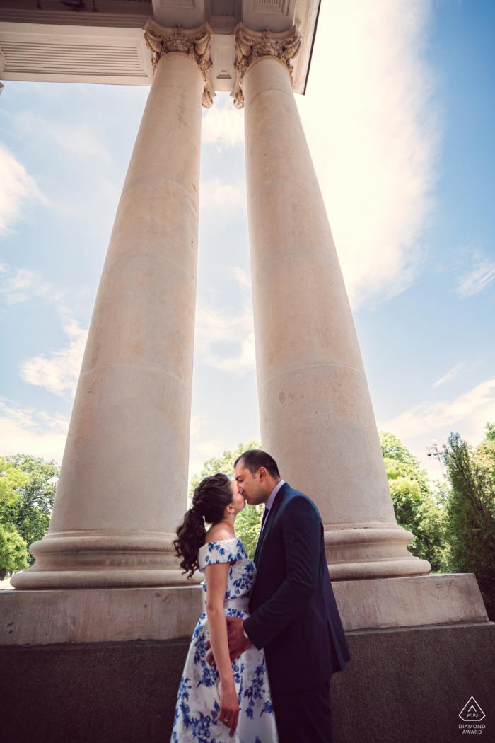 Mini sesión fotográfica urbana del Teatro Nacional de Sofía antes del día de la boda con una pareja besándose