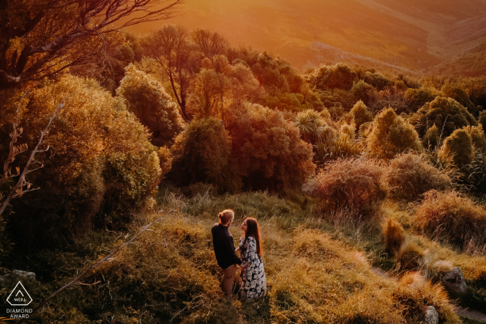 Port Hills Christchurch Nueva Zelanda sesión de fotografía de bosque fuera con una pareja al atardecer en las colinas