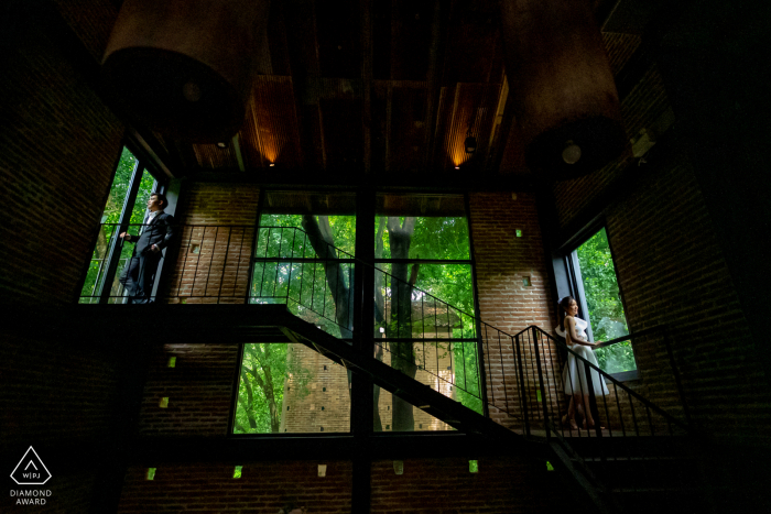 Kaomai Lanna Resort Chiangmai petite séance photo en intérieur avec la lumière qui brille à travers les fenêtres des deux côtés du bâtiment comme une atmosphère de café. C'est beau et exceptionnel