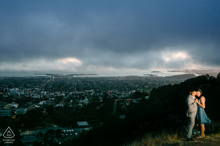 Berkeley University, Califórnia, micro sessão de fotos ao ar livre na montanha antes do dia do casamento ao pôr do sol com vista para o campus onde se conheceram