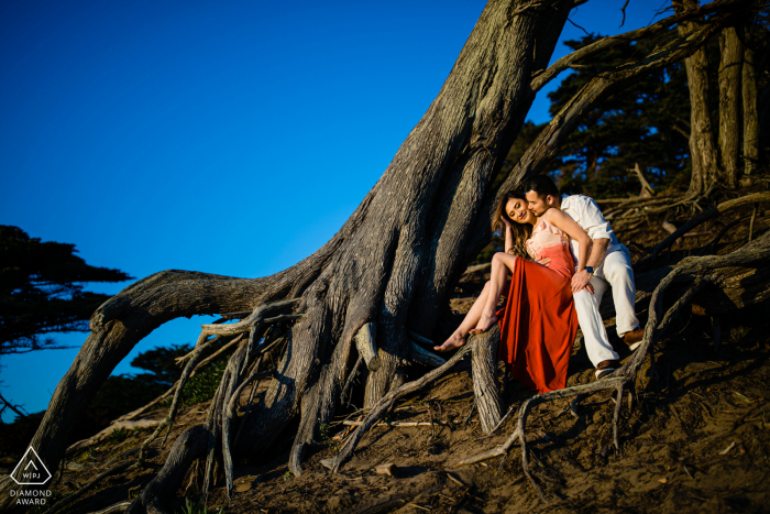 Baker Beach, San Francisco, Californie micro séance photo en plein air avant le jour du mariage montrant les racines de l'amour