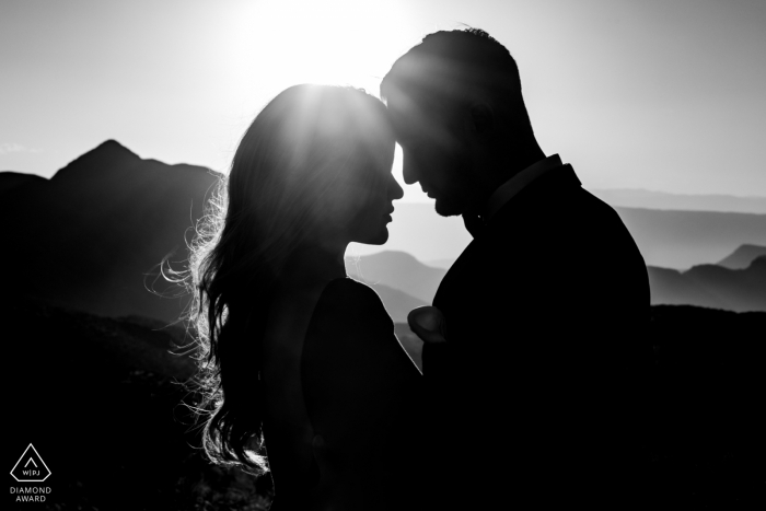 Sessione fotografica di micro avventura in montagna all'aperto nel parco nazionale di Big Bend prima del giorno del matrimonio