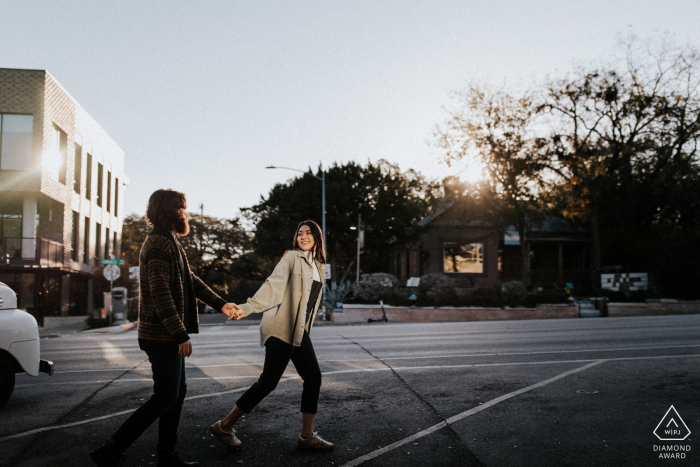 Sessão de imagens de noivado de Austin antes do dia do casamento no South Congress