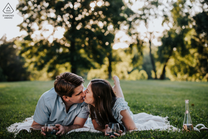 Mini-Fotosession in Nashville, Tennessee vor dem Hochzeitstag für ein Paar in einem Park