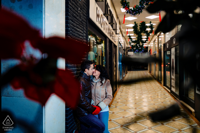 Jaén small indoor photo session with the couple before the wedding day from a shopping mall type setting