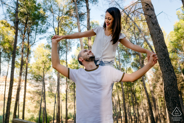 EL Neveral, Jaén fora da floresta, sessão de fotos antes do dia do casamento com um casal curtindo a natureza ao ar livre