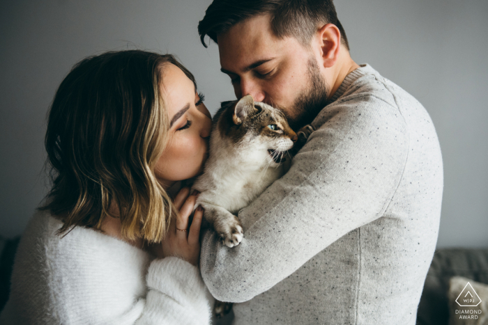 Petite séance photo en intérieur à Chicago avec un couple et leur chat à la maison avant le jour du mariage