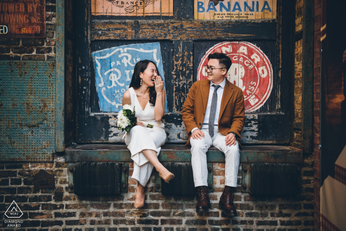 Mini foto urbana di Chicago prima del giorno del matrimonio con una coppia seduta su una banchina di carico di camion e giocando