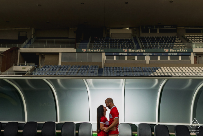 Maceió piccola sessione fotografica in interni con la coppia prima del giorno del matrimonio in uno stadio di calcio