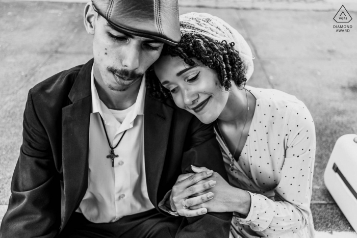 Maceió, Brasil sessão de fotos de mini casal antes do dia do casamento com a futura noiva abraçada ao noivo