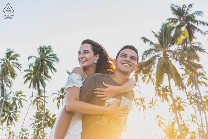 Maceió fora da floresta sessão de fotos antes do dia do casamento com a futura noiva abraçando seu futuro noivo por trás