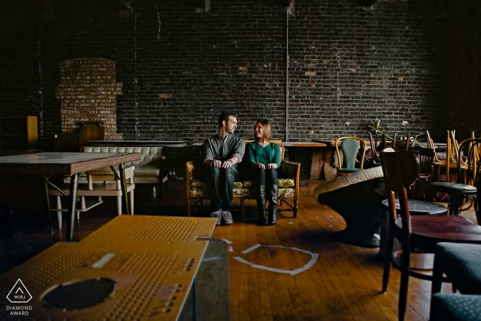 Chicago, IL petite séance photo en intérieur avec le couple avant le jour du mariage dans un entrepôt de vieux meubles