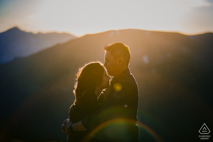 Mikro-Bergfoto-Sitzung des Rocky Mountain National Park im Freien vor dem Hochzeitstag, die sich während des Sonnenuntergangs gegenseitig genießen