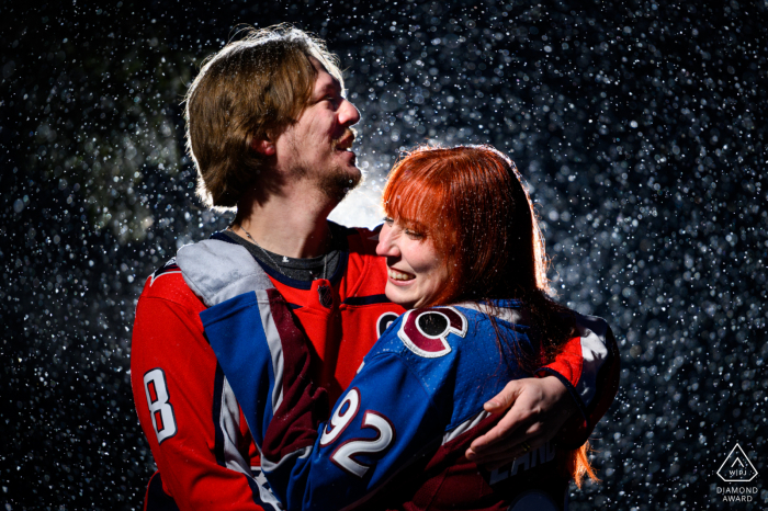 Estes Park mini sesión de fotos deportivas antes del día de la boda de una pareja que comparte un sincero minuto juntos mientras una fuerte nevada se abre camino en la sesión de fotos.