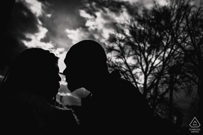 Seviervile, TN mini sessione fotografica di coppia prima del giorno del matrimonio con una silhouette degli sposi sotto il cielo nuvoloso pomeridiano