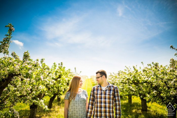 Brünner Mini-Paarfotosession vor dem Hochzeitstag im Sonnenlicht zwischen Grün und Blau