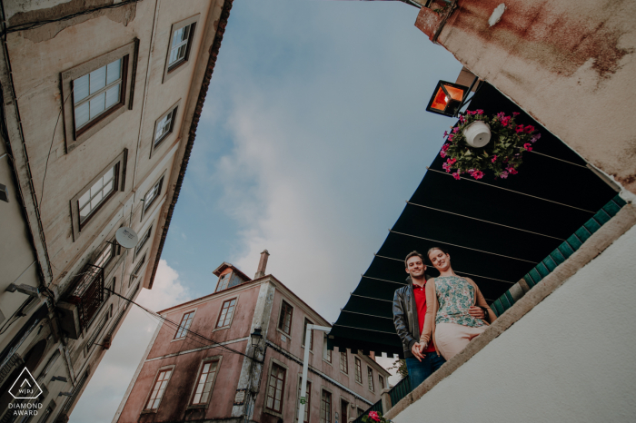 Centro urbano di Sintra, Lisbona, Portogallo mini foto urbane prima del giorno del matrimonio con alcuni in posa su un balcone di una vecchia casa nel villaggio