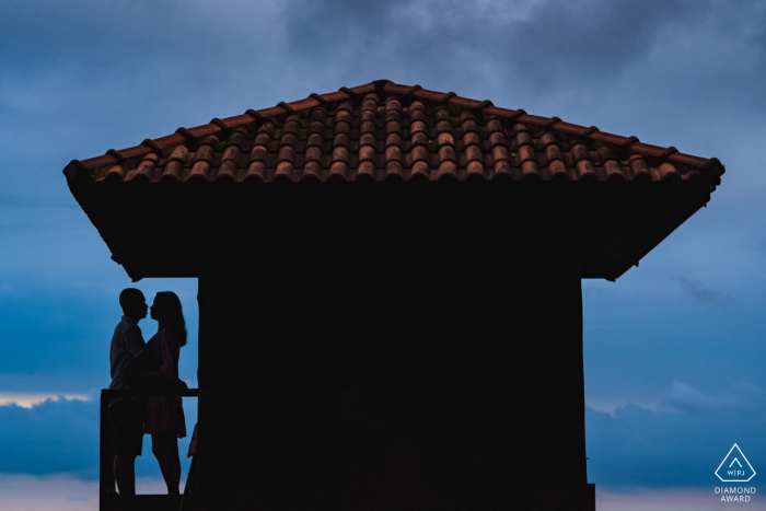 Prainha - Rio de Janeiro - Brésil mini séance photo de couple avant le jour du mariage avec une belle silhouette dans les lumières du matin