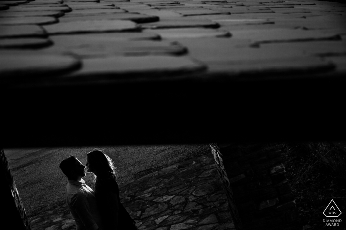 Mini-Fotoshooting in Ponferrada, Spanien vor dem Hochzeitstag in Schwarzweiß mit Hintergrundbeleuchtung unter Dach